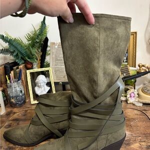 Olive Green Women's Boots pull on - new